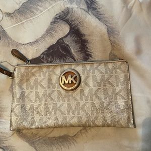 Michael Kors  medium clutch